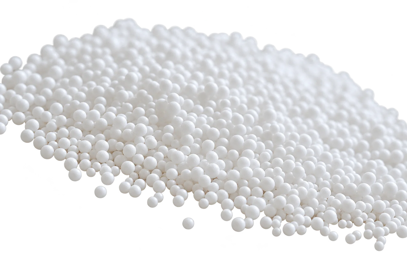 Un tas de petites billes blanches sphériques posées sur un tissu de lin beige, en gros plan.