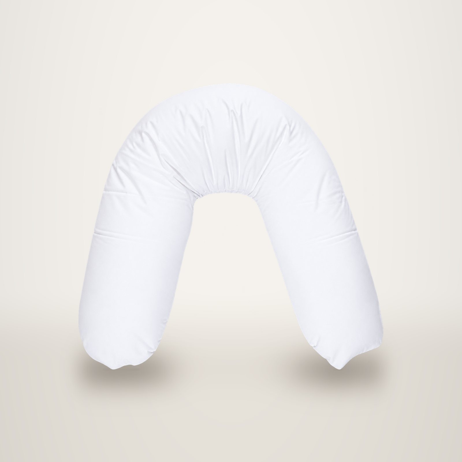 Un grand coussin d’allaitement blanc en forme de U, sur fond de studio.