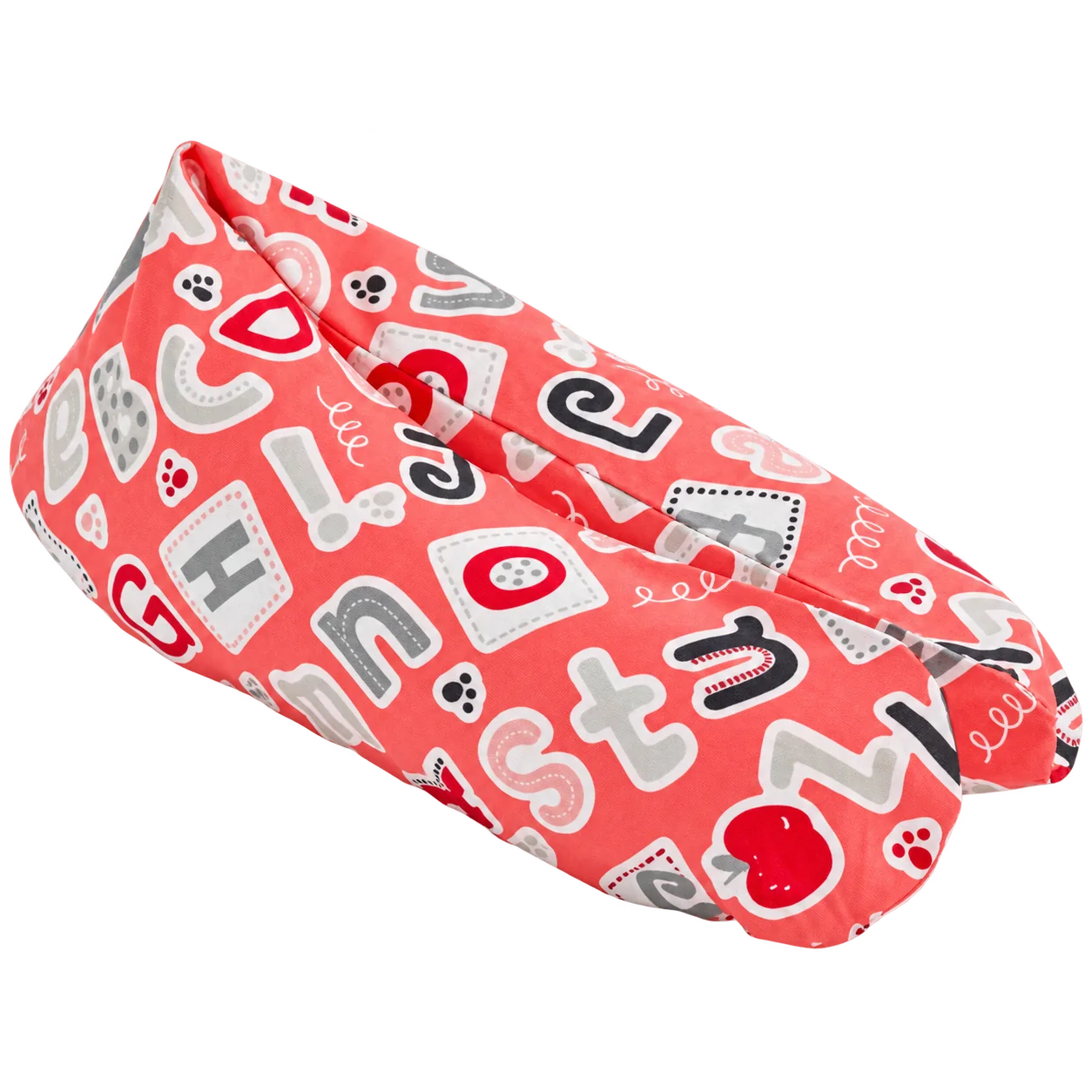 Un coussin d’allaitement corail décoré de lettres de l’alphabet rouges, grises et blanches.